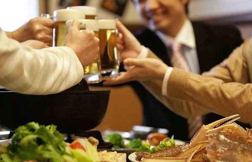 吃瓜爆料男子喝酒视频,男子豪饮视频引发热议，吃瓜群众纷纷围观